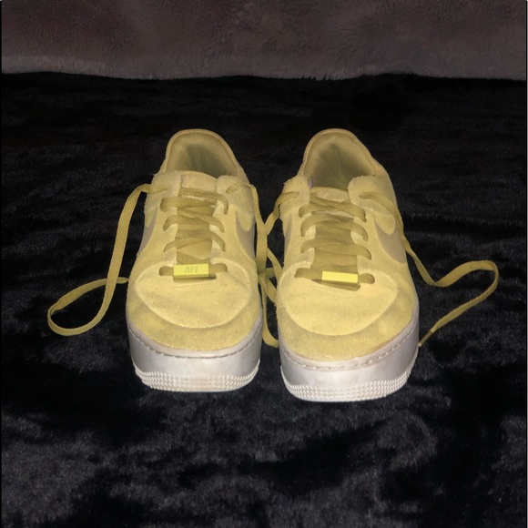 Nike Air Force 1 (lightly worn) COLOR- mustard yellow SIZE- womens 9.5 - Picture 3 of 4